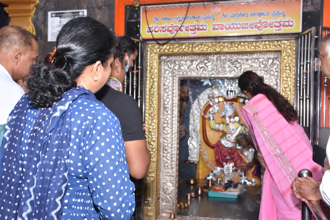 actor puneeth rajkumar visited nuggikeri hanuman temple