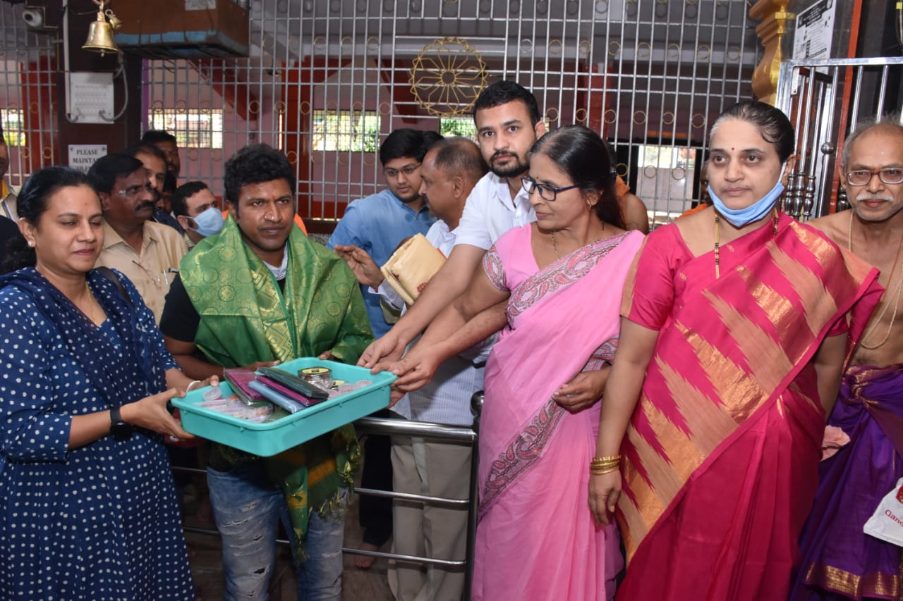 actor puneeth rajkumar visited nuggikeri hanuman temple