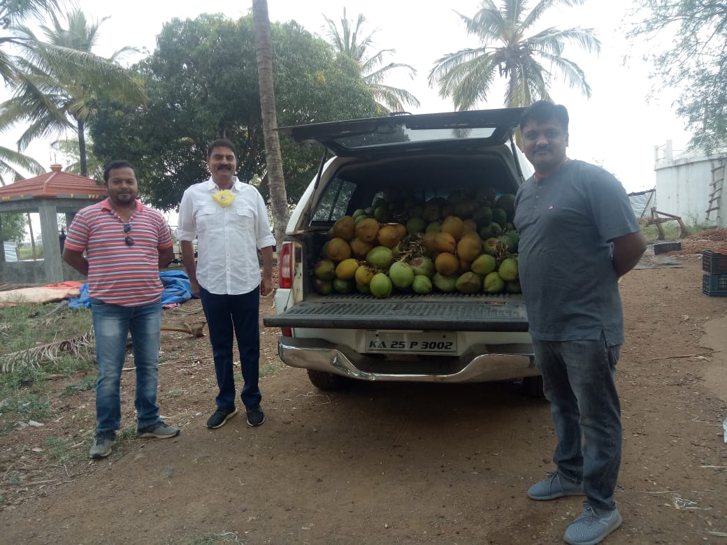 ನಿರಂತರ ಸೇವೆ ಮಾಡುತ್ತಿರುವವರಿಗೆ ಎಳನೀರು ನೀಡಿದ ರೈತ ಕುಟುಂಬ