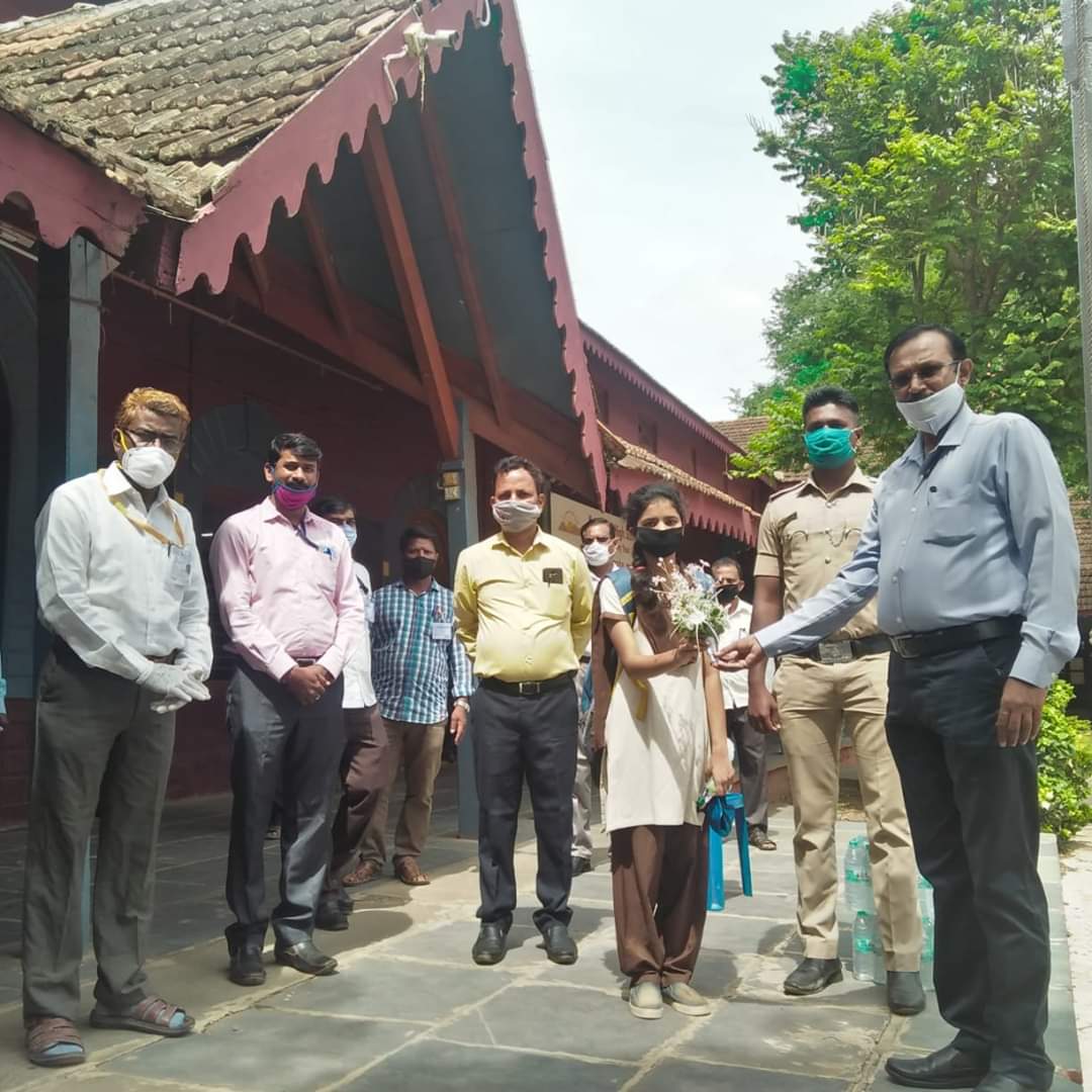 ಶಿಕ್ಷಣ ಇಲಾಖೆ ಅಧಿಕಾರಿಗಳಿಂದ ಮನವೊಲಿಕೆ