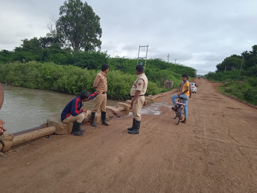 women jump into river news