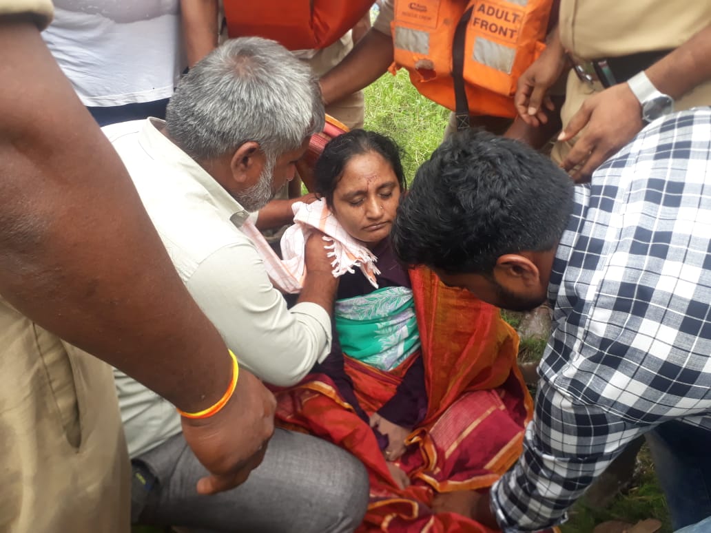 women jump into river news