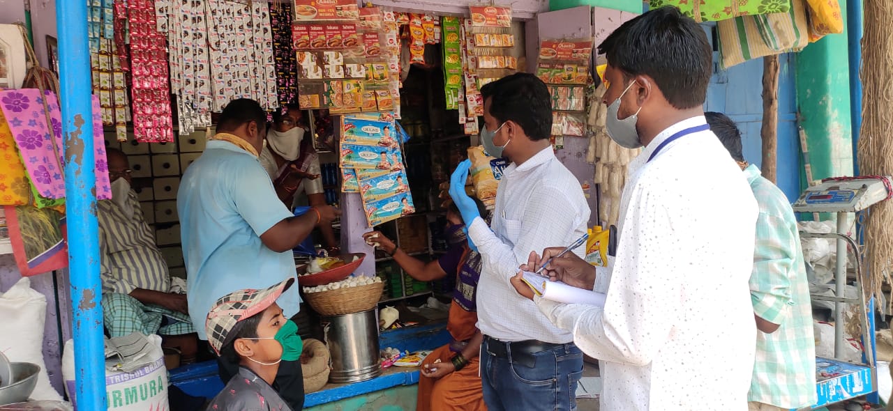 ಖಾಸಗಿ ವಾಹನಗಳಲ್ಲಿ ಗುಂಪುಗುಂಪಾಗಿ ಬಂದ ಜನರು