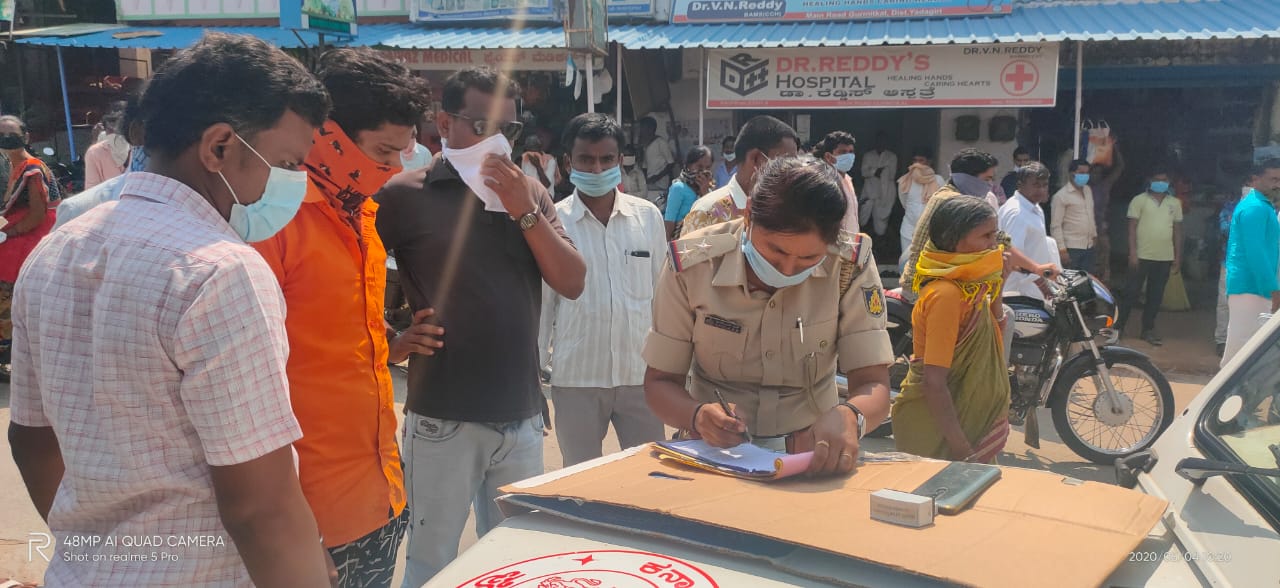 ಖಾಸಗಿ ವಾಹನಗಳಲ್ಲಿ ಗುಂಪುಗುಂಪಾಗಿ ಬಂದ ಜನರು