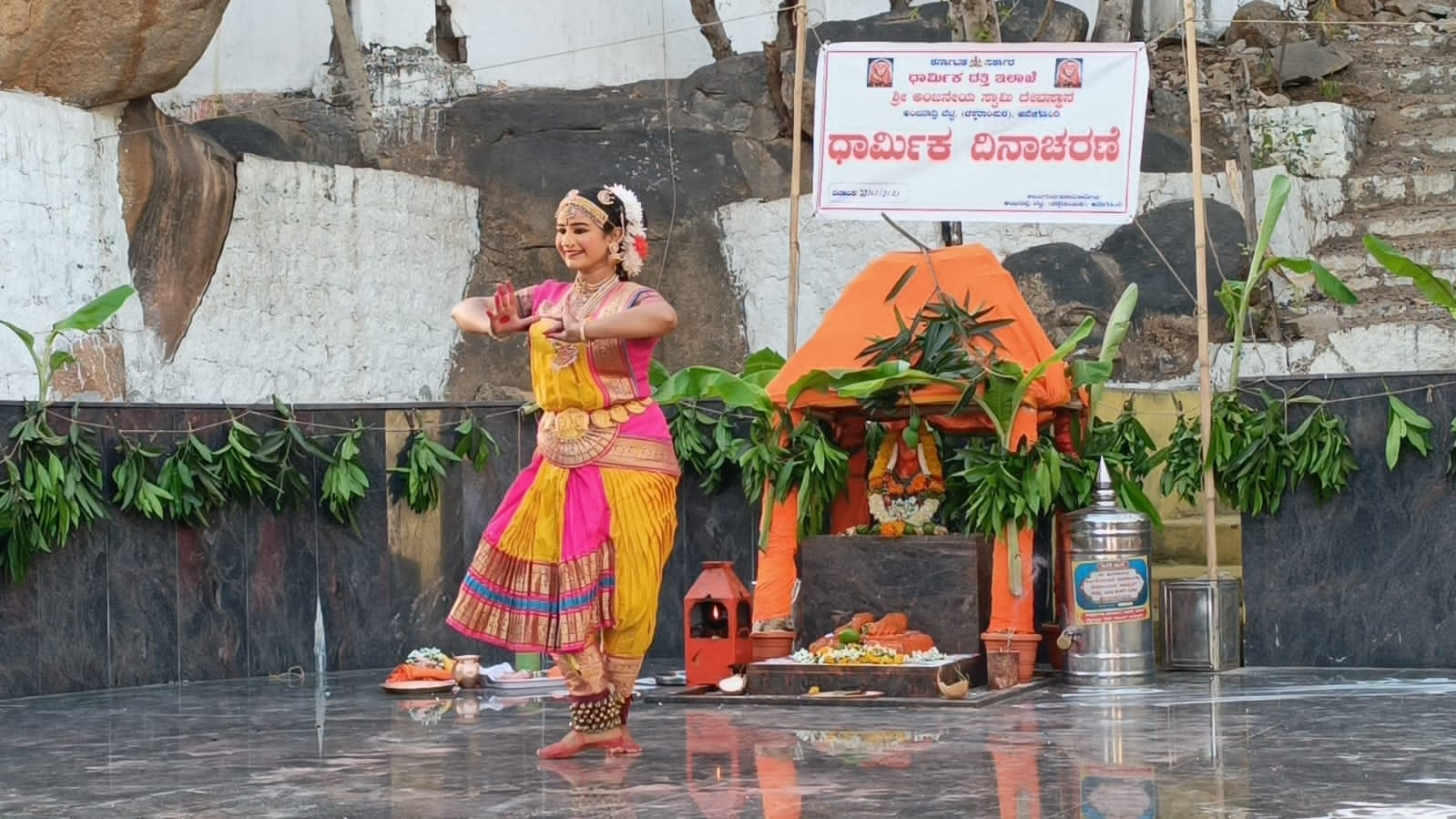 ಅಂಜನಾದ್ರಿ ದೇಗುಲದ ಆವರಣದಲ್ಲಿ ಭರತನಾಟ್ಯ