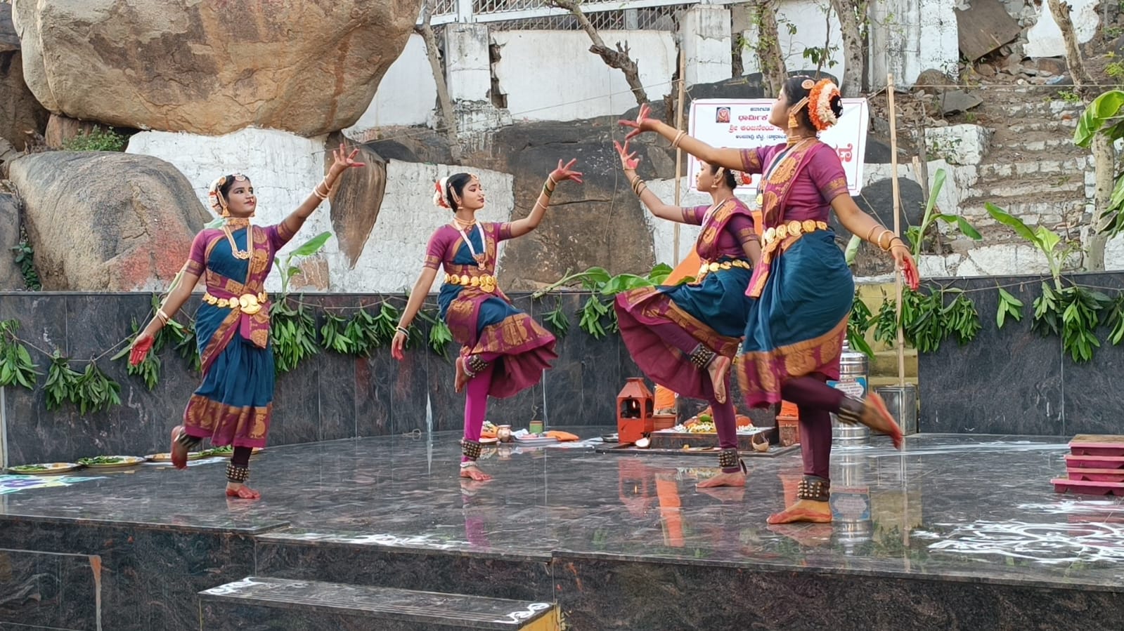 ಭರತನಾಟ್ಯದಲ್ಲಿ  ತೊಡಗಿರುವ ಯುವತಿಯರು