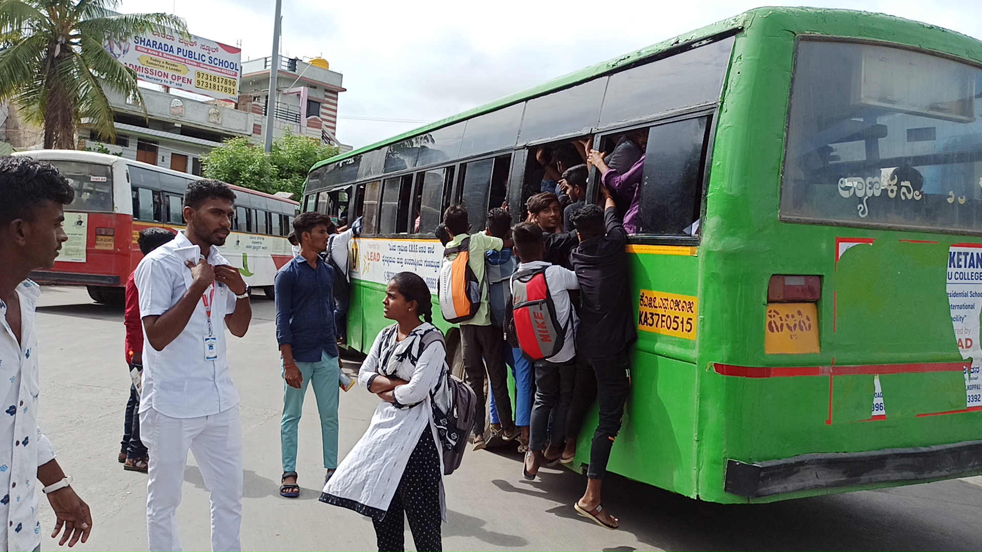 ಕಲಿಕೆಗಾಗಿ ಬಸ್​ನಲ್ಲಿ ನೇತಾಡಿಕೊಂಡು ತೆರಳುತ್ತಿರುವ ವಿದ್ಯಾರ್ಥಿಗಳು