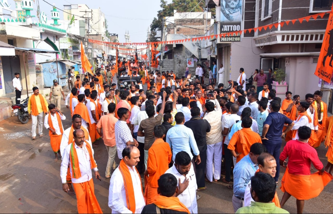 Janardhana Reddy Entry to Gangavathi  Reddy Entry to Gangavathi with Religious Rituals  Former news Janardhana Reddy news  ಮಾಲೆಧಾರಣೆ ಮಾಡಿ ಗಂಗಾವತಿಗೆ ಅಧಿಕೃತ ಎಂಟ್ರಿ  ಗಂಗಾವತಿಗೆ ಅಧಿಕೃತ ಎಂಟ್ರಿ ಕೊಟ್ಟ ಜನಾರ್ದನ ರೆಡ್ಡಿ  ರೆಡ್ಡಿ ಹನುಮ ಮಾಲೆ ಧರಿಸಿ ಅಧಿಕೃತವಾಗಿ ಗಂಗಾವತಿಗೆ ಭೇಟಿ  ಮಾಜಿ ಸಚಿವ ಮತ್ತು ಗಣಿ ಉದ್ಯಮಿ ಜನಾರ್ದನರೆಡ್ಡಿ  ಗಂಗಾವತಿಗೆ ಆಗಮಿಸುವ ಕುತೂಹಲಕ್ಕೆ ಕೊನೆಗೆ ತೆರೆ  ನುಮಮಾಲೆ ಧರಿಸುವ ಮೂಲಕ ರೆಡ್ಡಿ ಅಧಿಕೃತವಾಗಿ ಗಂಗಾವತಿಗೆ  ಲಕ್ಷ್ಮಿ ದೇವಸ್ಥಾನದಲ್ಲಿ ರೆಡ್ಡಿ ಹನುಮ ಮಾಲೆ  ಕೇಸರಿ ವಸ್ತ್ರಗಳನ್ನು ತೊಟ್ಟು ಅಂಜನಾದ್ರಿಯತ್ತ ಪಯಣ  ಜನಾರ್ಧನ ರೆಡ್ಡಿ ಹೊಸ ರಾಜಕೀಯ ಅಧ್ಯಾಯ ಆರಂಭ