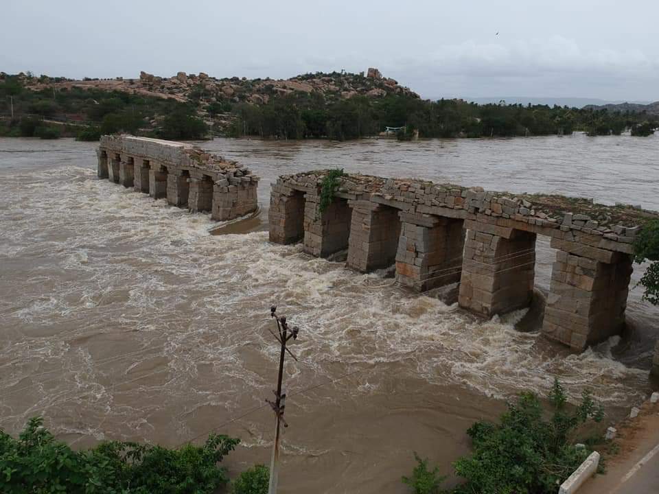 ಕಲ್ಲಿನ ಸೇತುವೆ  ಜಲಾವೃತ