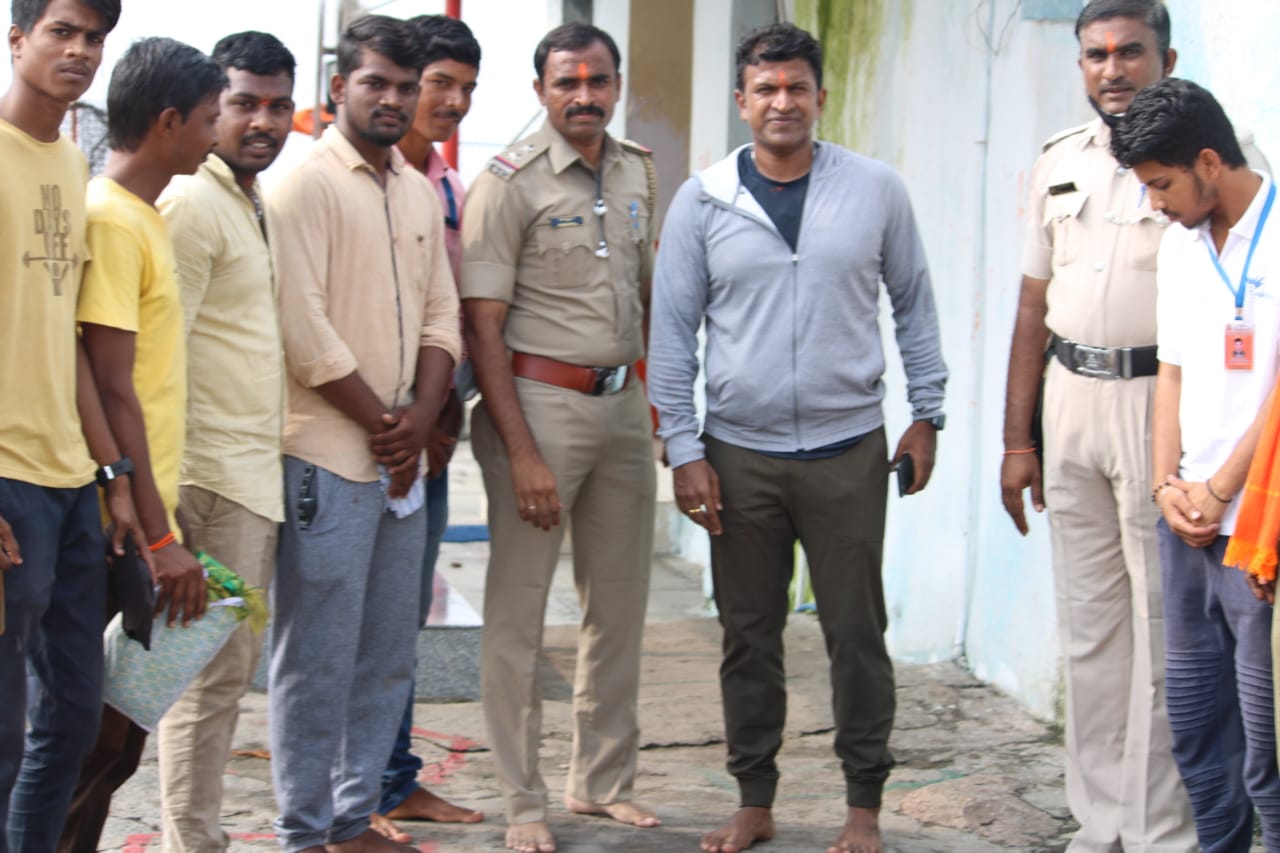 puneeth rajkumar visit to anjanadri temple