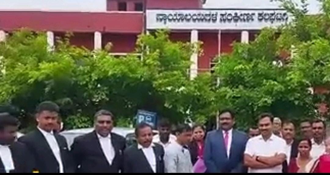 Divorce couple reunited after 52 years in Hubli, Divorce couple reunited in Hubli, Hubli court news, ಹುಬ್ಬಳ್ಳಿಯಲ್ಲಿ 52 ವರ್ಷಗಳ ನಂತರ ಒಂದಾದ ವಿಚ್ಛೇದನ ಪಡೆದ ಜೋಡಿ, ಹುಬ್ಬಳ್ಳಿಯಲ್ಲಿ ಮತ್ತೆ ಒಂದಾದ ವಿಚ್ಛೇದನ ಪಡೆದ ದಂಪತಿ, ಹುಬ್ಬಳ್ಳಿ ಕೋರ್ಟ್ ಸುದ್ದಿ,