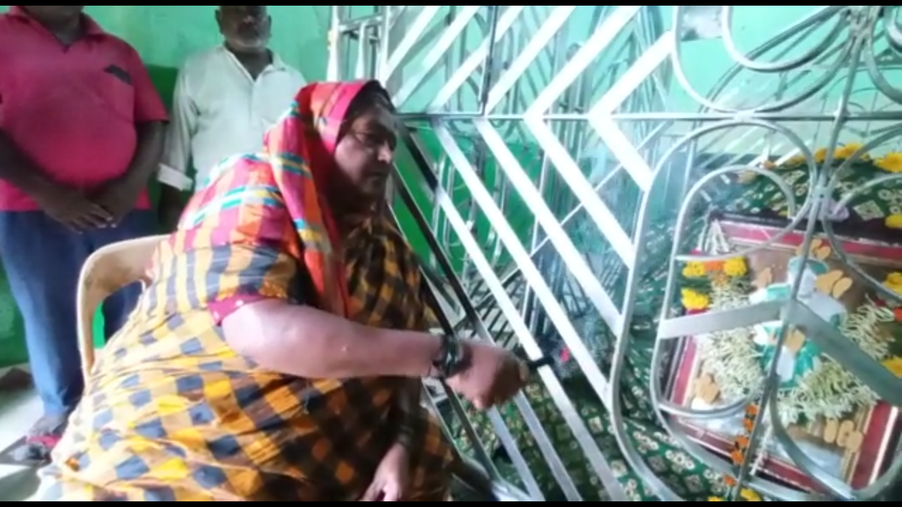 Hindu woman worship in Dargah at Hubli, Hubli Hindu woman worship news, Hubli news, ಹುಬ್ಬಳ್ಳಿಯ ದರ್ಗಾದಲ್ಲಿ ಹಿಂದೂ ಮಹಿಳೆ ಪೂಜೆ, ಹುಬ್ಬಳ್ಳಿ ಹಿಂದೂ ಮಹಿಳೆ ಪೂಜೆ ಸುದ್ದಿ, ಹುಬ್ಬಳ್ಳಿ ಸುದ್ದಿ,