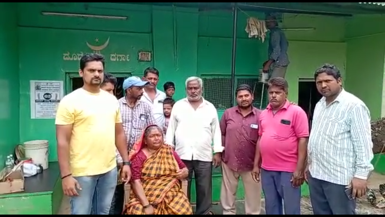 Hindu woman worship in Dargah at Hubli, Hubli Hindu woman worship news, Hubli news, ಹುಬ್ಬಳ್ಳಿಯ ದರ್ಗಾದಲ್ಲಿ ಹಿಂದೂ ಮಹಿಳೆ ಪೂಜೆ, ಹುಬ್ಬಳ್ಳಿ ಹಿಂದೂ ಮಹಿಳೆ ಪೂಜೆ ಸುದ್ದಿ, ಹುಬ್ಬಳ್ಳಿ ಸುದ್ದಿ,