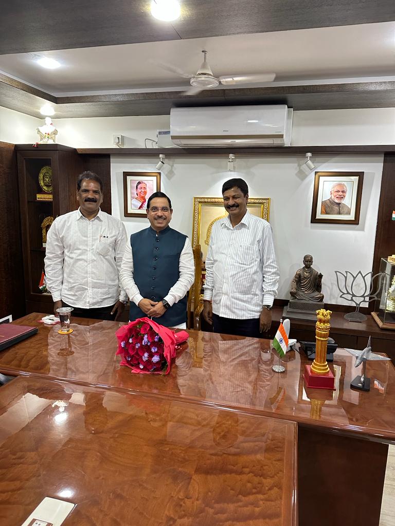 Ramesh Jarakiholi meets Pralhad Joshi and Jagdish Shettar