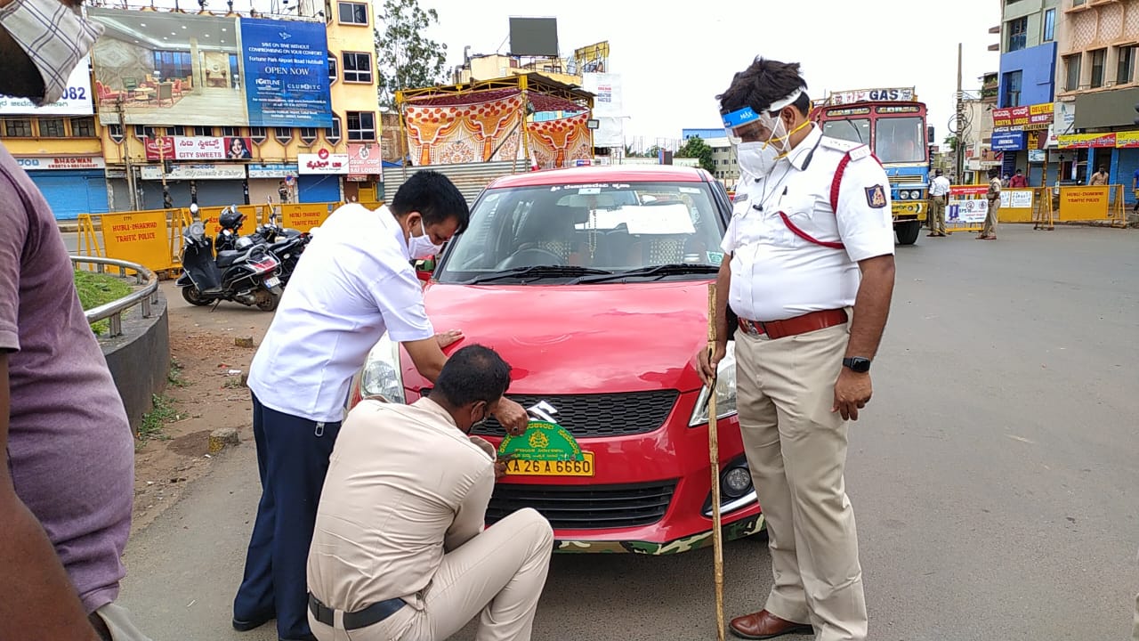 Government board remove, Government board remove from Private vehicle, Government board remove from Private vehicle in Hubli, Hubli police news, Hubli news, ಖಾಸಗಿ ವಾಹನಕ್ಕೆ ಹಾಕಿದ ಸರ್ಕಾರಿ ಬೋರ್ಡ್ ತೆರವು, ಹುಬ್ಬಳ್ಳಿಯಲ್ಲಿ ಖಾಸಗಿ ವಾಹನಕ್ಕೆ ಹಾಕಿದ ಸರ್ಕಾರಿ ಬೋರ್ಡ್ ತೆರವು, ಹುಬ್ಬಳ್ಳಿ ಪೊಲೀಸ್​ ಸುದ್ದಿ, ಹುಬ್ಬಳ್ಳಿ ಸುದ್ದಿ,