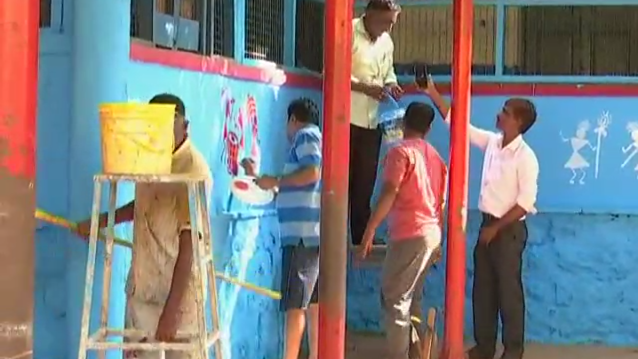 Old students painted their school wall in Hubli