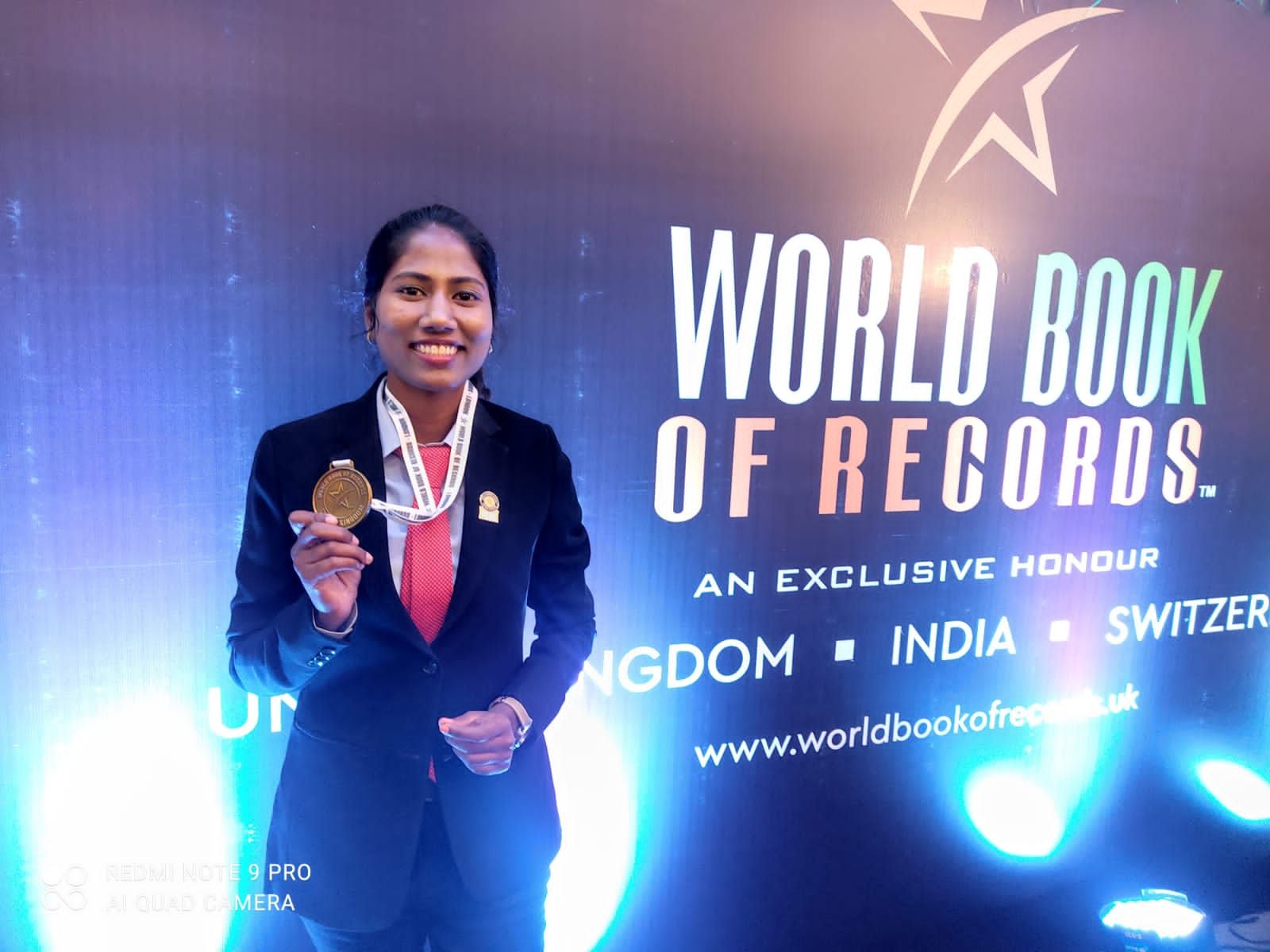 Kavita Medar is Fastest Bartender in the World, Kavita Medar native place Hubli, Kavita Medar world record, Kavita Medar news, ಫಾಸ್ಟೆಸ್ಟ್​ ಬಾರ್​ಟೆಂಡರ್​ ಆಗಿ ದಾಖಲೆ ಬರೆದ ಕವಿತಾ ಮೇದಾರ, ಕವಿತ ಮೇದಾರ ಸ್ವಂತ ಗ್ರಾಮ ಹುಬ್ಬಳ್ಳಿ, ಕವಿತಾ ಮೇದಾರ ವಿಶ್ವ ದಾಖಲೆ, ಕವಿತಾ ಮೇದಾರ ಸುದ್ದಿ,