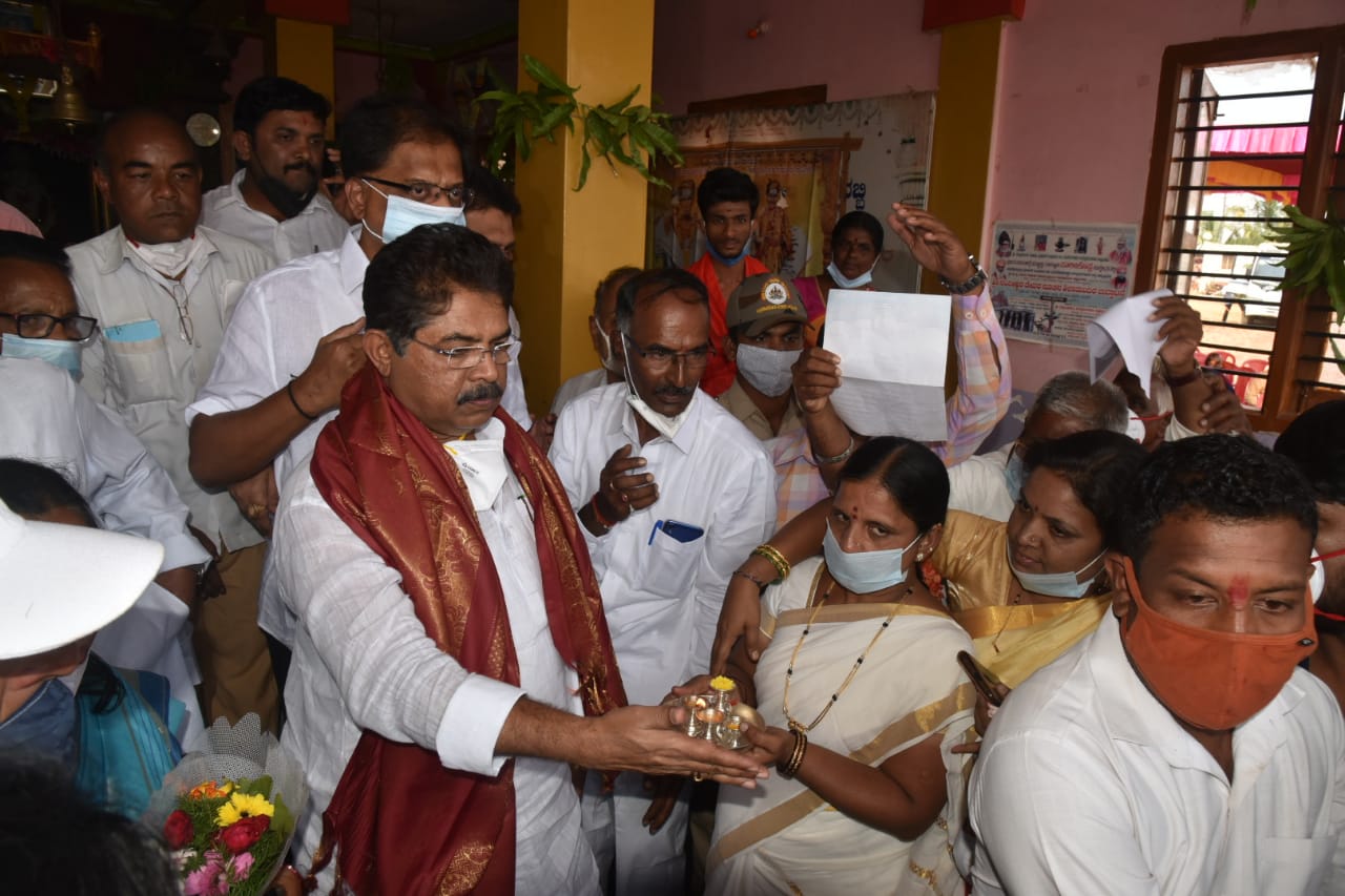 minister R Ashok visits to  siddarud matt