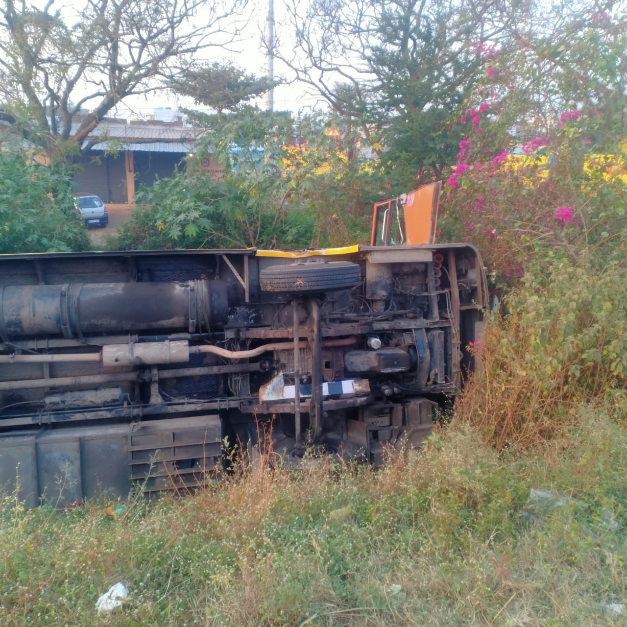 private bus overturned from the bridge  bus overturned from the bridge in Hubli  bus accident in Hubli  ಸೇತುವೆ ಮೇಲಿಂದ ಕೆಳಗೆ ಬಿದ್ದ ಬಸ್  ಪ್ರಯಾಣಿಕರಿಗೆ ಗಂಭೀರ ಗಾಯ  ಬಸ್​ವೊಂದು ಸೇತುವೆ ಮೇಲಿಂದ ಪಲ್ಟಿ  ನಾಲ್ವರು ಪ್ರಯಾಣಿಕರು ಗಂಭೀರ  ನಾಲ್ವರು ಗಂಭೀರವಾಗಿ ಗಾಯ  ಹುಬ್ಬಳ್ಳಿ ಕಿಮ್ಸ್ ಆಸ್ಪತ್ರೆ  ದಕ್ಷಿಣ ಸಂಚಾರಿ ಪೊಲೀಸ್ ಠಾಣೆ