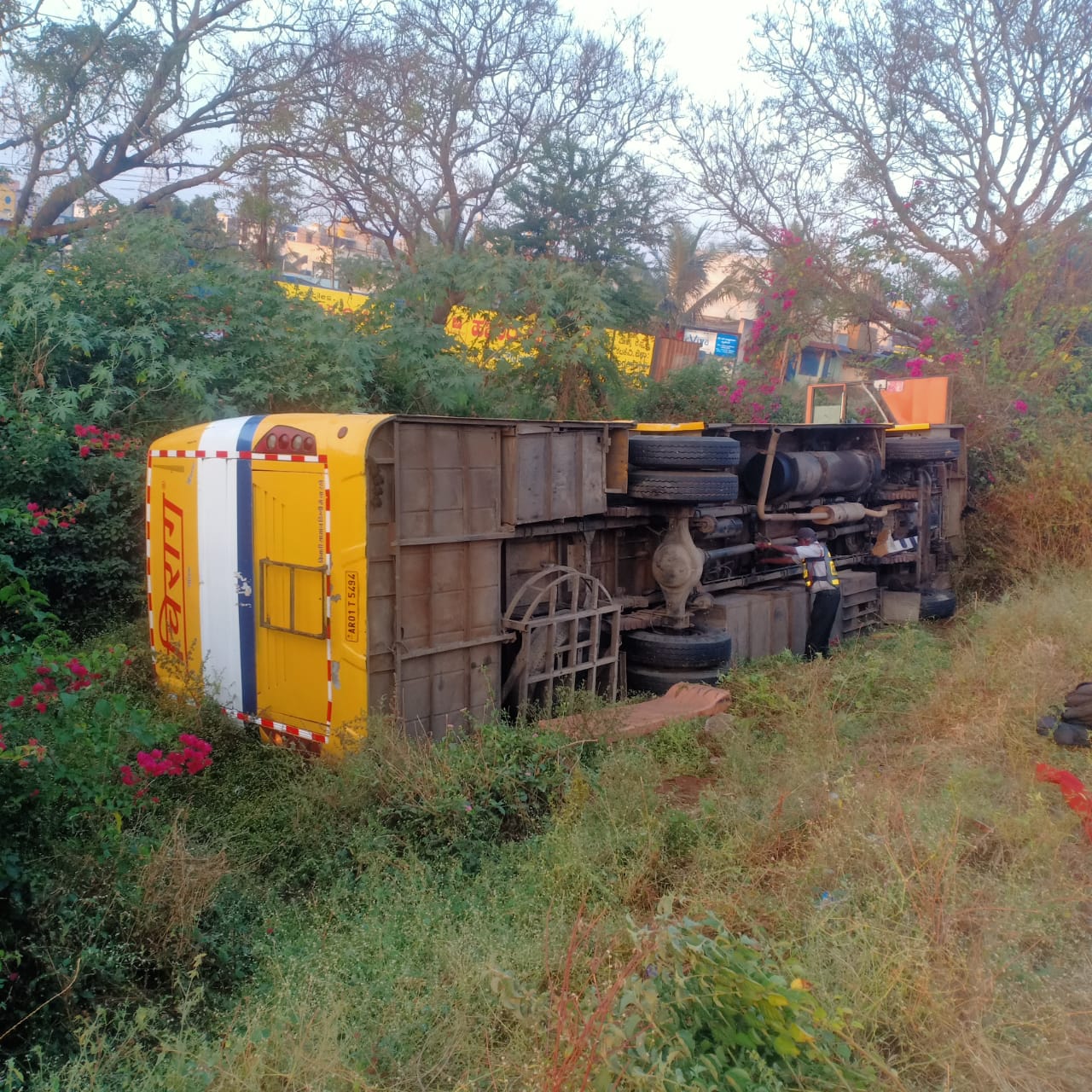 private bus overturned from the bridge  bus overturned from the bridge in Hubli  bus accident in Hubli  ಸೇತುವೆ ಮೇಲಿಂದ ಕೆಳಗೆ ಬಿದ್ದ ಬಸ್  ಪ್ರಯಾಣಿಕರಿಗೆ ಗಂಭೀರ ಗಾಯ  ಬಸ್​ವೊಂದು ಸೇತುವೆ ಮೇಲಿಂದ ಪಲ್ಟಿ  ನಾಲ್ವರು ಪ್ರಯಾಣಿಕರು ಗಂಭೀರ  ನಾಲ್ವರು ಗಂಭೀರವಾಗಿ ಗಾಯ  ಹುಬ್ಬಳ್ಳಿ ಕಿಮ್ಸ್ ಆಸ್ಪತ್ರೆ  ದಕ್ಷಿಣ ಸಂಚಾರಿ ಪೊಲೀಸ್ ಠಾಣೆ