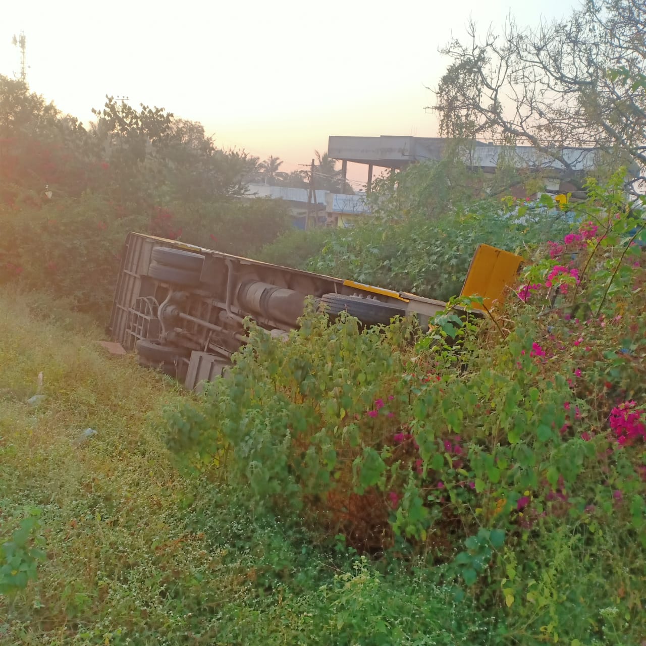 private bus overturned from the bridge  bus overturned from the bridge in Hubli  bus accident in Hubli  ಸೇತುವೆ ಮೇಲಿಂದ ಕೆಳಗೆ ಬಿದ್ದ ಬಸ್  ಪ್ರಯಾಣಿಕರಿಗೆ ಗಂಭೀರ ಗಾಯ  ಬಸ್​ವೊಂದು ಸೇತುವೆ ಮೇಲಿಂದ ಪಲ್ಟಿ  ನಾಲ್ವರು ಪ್ರಯಾಣಿಕರು ಗಂಭೀರ  ನಾಲ್ವರು ಗಂಭೀರವಾಗಿ ಗಾಯ  ಹುಬ್ಬಳ್ಳಿ ಕಿಮ್ಸ್ ಆಸ್ಪತ್ರೆ  ದಕ್ಷಿಣ ಸಂಚಾರಿ ಪೊಲೀಸ್ ಠಾಣೆ