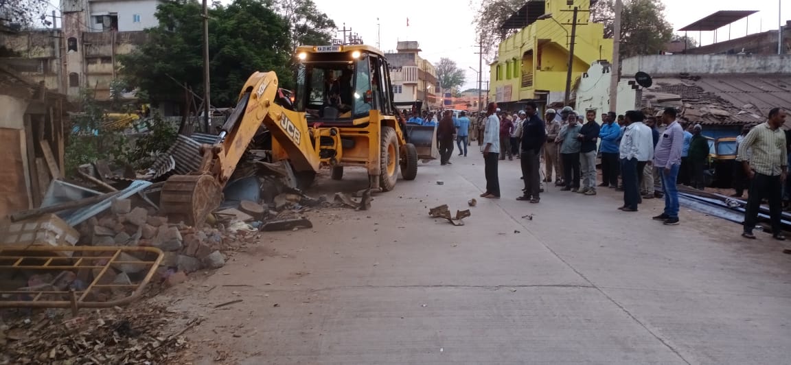 Clearance of illegal buildings in Kamaripete by municipality