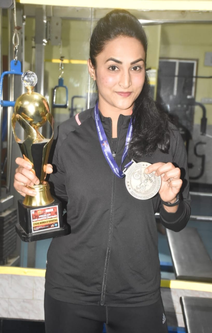 Hubli Muslim girl, Hubli Muslim girl achievement, Hubli Muslim girl achievement in powerlifting, powerlifting, powerlifting news, ಹುಬ್ಬಳ್ಳಿ ಮುಸ್ಲಿಂ ಯುವತಿ, ಹುಬ್ಬಳ್ಳಿ ಮುಸ್ಲಿಂ ಯುವತಿ ಸಾಧನೆ, ಪವರ್​ಲಿಫ್ಟಿಂಗ್​ನಲ್ಲಿ ಹುಬ್ಬಳ್ಳಿ ಮುಸ್ಲಿಂ ಯುವತಿ ಸಾಧನೆ, ಪವರ್​ಲಿಫ್ಟಿಂಗ್, ಪವರ್​ಲಿಫ್ಟಿಂಗ್ ಸುದ್ದಿ,