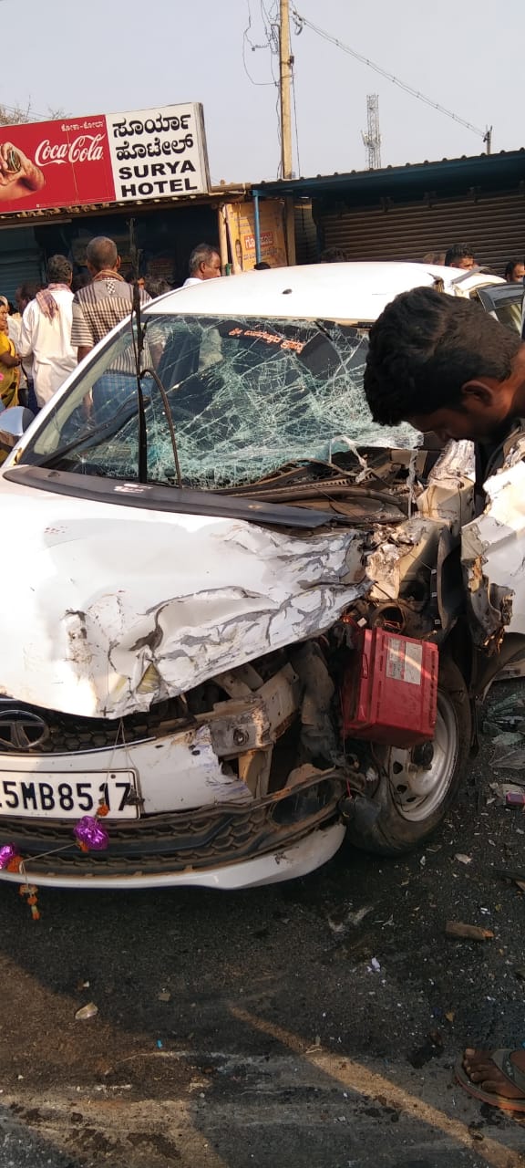 people injured in car accident at Hubli, Hubli accident news, Car collied with truck in Hubli, ಹುಬ್ಬಳ್ಳಿಯಲ್ಲಿ ಕಾರು ಅಪಘಾತದಲ್ಲಿ ಜನರಿಗೆ ಗಾಯ, ಹುಬ್ಬಳ್ಳಿ ಅಪಘಾತ ಸುದ್ದಿ, ಹುಬ್ಬಳ್ಳಿಯಲ್ಲಿ ಟ್ರಕ್​ಗೆ ಡಿಕ್ಕಿ ಹೊಡೆದ ಕಾರು,