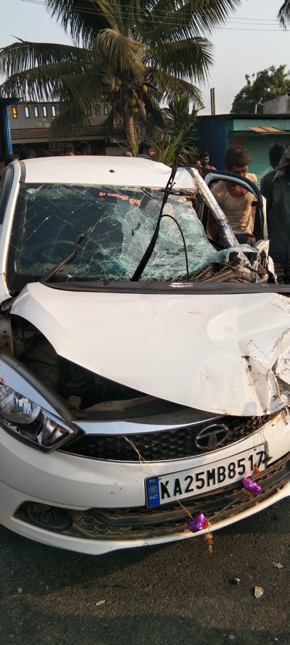 people injured in car accident at Hubli, Hubli accident news, Car collied with truck in Hubli, ಹುಬ್ಬಳ್ಳಿಯಲ್ಲಿ ಕಾರು ಅಪಘಾತದಲ್ಲಿ ಜನರಿಗೆ ಗಾಯ, ಹುಬ್ಬಳ್ಳಿ ಅಪಘಾತ ಸುದ್ದಿ, ಹುಬ್ಬಳ್ಳಿಯಲ್ಲಿ ಟ್ರಕ್​ಗೆ ಡಿಕ್ಕಿ ಹೊಡೆದ ಕಾರು,