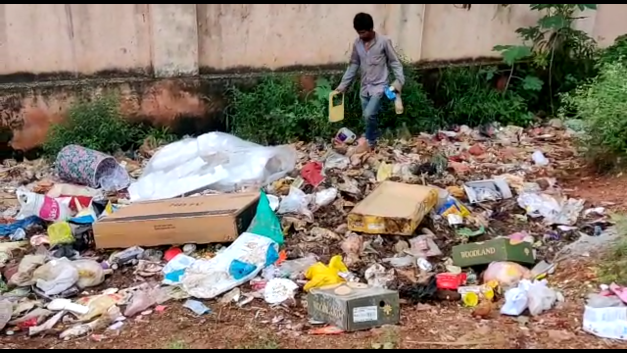 Corona effect on Rag pickers, Corona effect on Rag pickers life, Corona effect on Rag pickers life in Hubli, ಚಿಂದಿ ಆಯುವವರ ಬದುಕು ಛಿದ್ರ, ಚಿಂದಿ ಆಯುವವರ ಬದುಕು ಛಿದ್ರಗೊಳಿಸಿದ ಕಿಲ್ಲರ್ ಕೊರೊನಾ, ಹುಬ್ಬಳ್ಳಿಯಲ್ಲಿ ಚಿಂದಿ ಆಯುವವರ ಬದುಕು ಛಿದ್ರ,