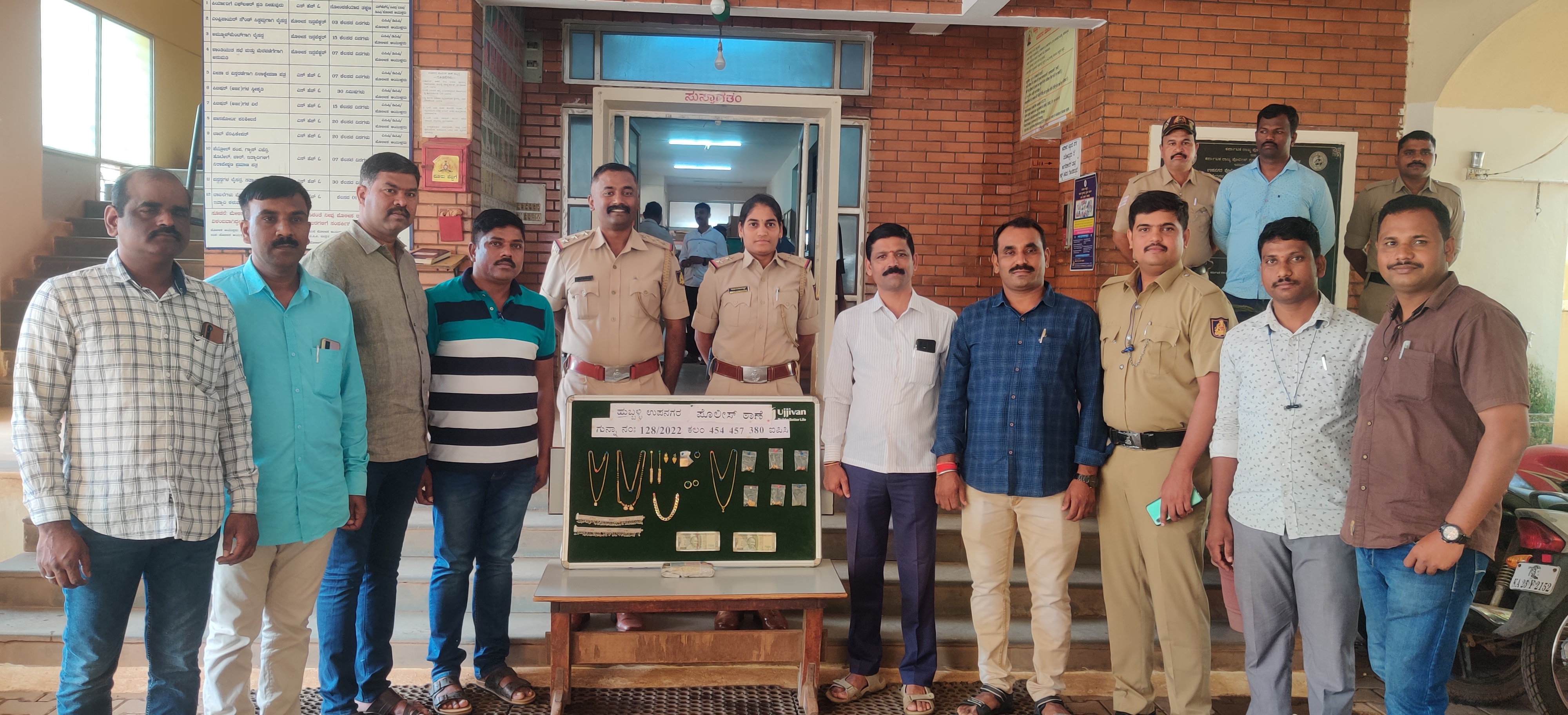 Police inspector arrested the notorious thief  inspector arrested the notorious thief in Bellary  Hubli Police inspector Ravichandra  ತಾಯಿ ಅಗಲಿಕೆ ನಡುವೆಯೂ ಕರ್ತವ್ಯ  ಕುಖ್ಯಾತ ಕಳ್ಳನನ್ನು ಬಂಧಿಸಿದ ಪಿಐ  ರವಿಚಂದ್ರ ತಾಯಿ ಹೃದಯ ಸಂಬಂಧಿ ಕಾಯಿಲೆಯಿಂದ ಮೃತ  ವಿಚಂದ್ರ ಕಾರ್ಯಕ್ಕೆ ಪೊಲೀಸ್ ಆಯುಕ್ತ ಲಾಬೂರಾಮ್ ಮೆಚ್ಚುಗೆ  ಮೂರು ಪ್ರಕರಣಗಳಲ್ಲಿ ಆರೋಪಿ ಶ್ರೀಕಾಂತ್​​ ಭಾ