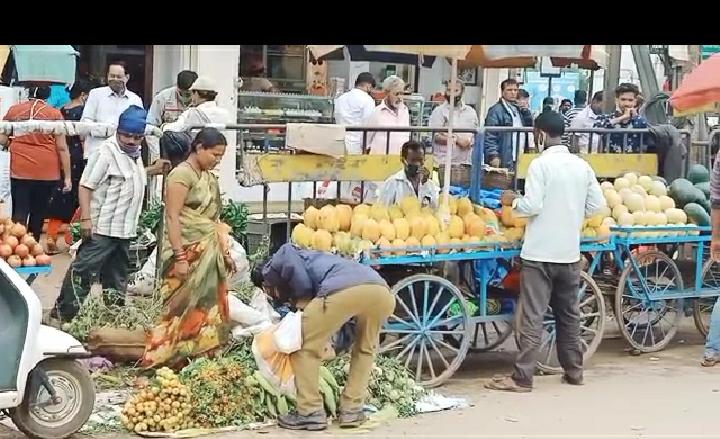 Lack Of Social Gap In Hubballi Market