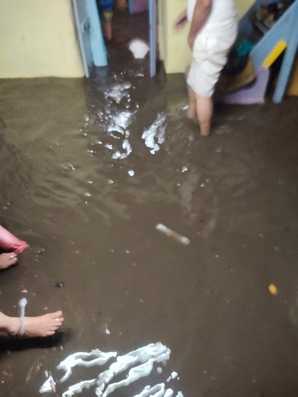 Heavy rain in Karnataka  road block over waterlogged  Heavy rain in Hubli  Heavy rain in Bengaluru  ಕರ್ನಾಟಕದಲ್ಲಿ ವರುಣನ ಅಬ್ಬರ  ಬೆಂಗಳೂರು ಹುಬ್ಬಳ್ಳಿ ತತ್ತರ  ಕರ್ನಾಟಕ ರಾಜ್ಯದಲ್ಲಿ ವರುಣನ ಆರ್ಭಟ  ರಾತ್ರಿ ಸುರಿದ ಮಳೆಗೆ ಜನಜೀವನ ಅಸ್ತವ್ಯಸ್ತ  ಧಾರಾಕಾರ ಮಳೆಗೆ ವಾಹನ ಸವಾರರ ಪರದಾಟ  ಹುಬ್ಬಳ್ಳಿಯನ್ನಲಿ ಮನೆಯೊಳಗೆ ನುಗ್ಗಿದ ನೀರು  ಬೆಂಗಳೂರು ಸೇರಿದಂತೆ ರಾಜ್ಯದ ಹಲವು ಜಿಲ್ಲೆಗಳಲ್ಲಿ ಮಳೆ  ರಾಜ್ಯ ಹವಾಮಾನ ಇಲಾಖೆ ಮುನ್ಸೂಚನೆ  ಇನ್ನೊಂದು ವಾರ ರಾಜ್ಯದ ಅಲ್ಲಲ್ಲಿ ಮಳೆಕಾಟ