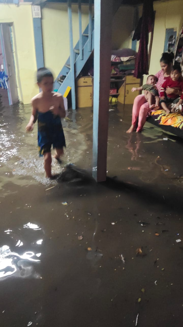 Heavy rain in Karnataka  road block over waterlogged  Heavy rain in Hubli  Heavy rain in Bengaluru  ಕರ್ನಾಟಕದಲ್ಲಿ ವರುಣನ ಅಬ್ಬರ  ಬೆಂಗಳೂರು ಹುಬ್ಬಳ್ಳಿ ತತ್ತರ  ಕರ್ನಾಟಕ ರಾಜ್ಯದಲ್ಲಿ ವರುಣನ ಆರ್ಭಟ  ರಾತ್ರಿ ಸುರಿದ ಮಳೆಗೆ ಜನಜೀವನ ಅಸ್ತವ್ಯಸ್ತ  ಧಾರಾಕಾರ ಮಳೆಗೆ ವಾಹನ ಸವಾರರ ಪರದಾಟ  ಹುಬ್ಬಳ್ಳಿಯನ್ನಲಿ ಮನೆಯೊಳಗೆ ನುಗ್ಗಿದ ನೀರು  ಬೆಂಗಳೂರು ಸೇರಿದಂತೆ ರಾಜ್ಯದ ಹಲವು ಜಿಲ್ಲೆಗಳಲ್ಲಿ ಮಳೆ  ರಾಜ್ಯ ಹವಾಮಾನ ಇಲಾಖೆ ಮುನ್ಸೂಚನೆ  ಇನ್ನೊಂದು ವಾರ ರಾಜ್ಯದ ಅಲ್ಲಲ್ಲಿ ಮಳೆಕಾಟ