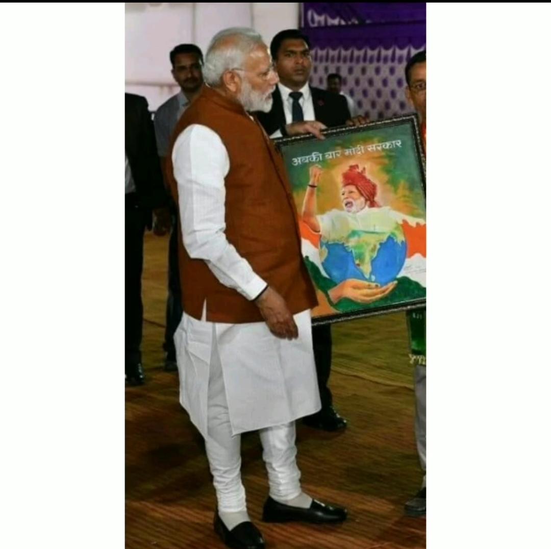 Hubballi artist given gift to PM Modi