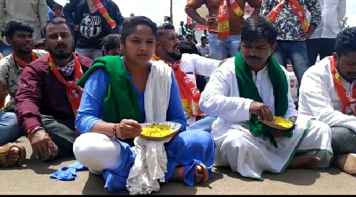 Karnataka bandh, Karnataka banda by famrers, Karnataka banda by famrers against farm bill, Karnataka bandh 2020, Karnataka bandh 2020 news, Karnataka bandh 2020 live update, ಕರ್ನಾಟಕ ಬಂದ್​, ರೈತರಿಂದ ಕರ್ನಾಟಕ ಬಂದ್​, ಕೃಷಿ ಮಸೂದೆ ವಿರುದ್ಧ ರೈತರಿಂದ ಕರ್ನಾಟಕ ಬಂದ್​, ಕರ್ನಾಟಕ ಬಂದ್​ ಸುದ್ದಿ, ಕರ್ನಾಟಕ ಬಂದ್​ 2020 ಸುದ್ದಿ, ಕರ್ನಾಟಕ ಬಂದ್​ 2020 ಲೈವ್​ ಅಪ್​ಡೇಟ್​,