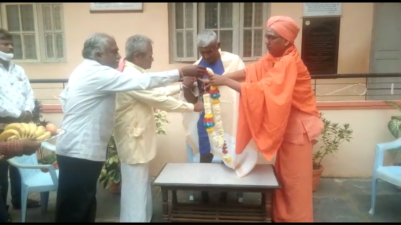 A grand welcome from the villagers to the warrior who went to his hometown