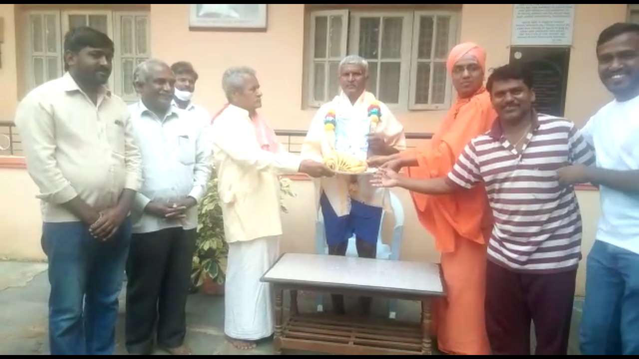 A grand welcome from the villagers to the warrior who went to his hometown