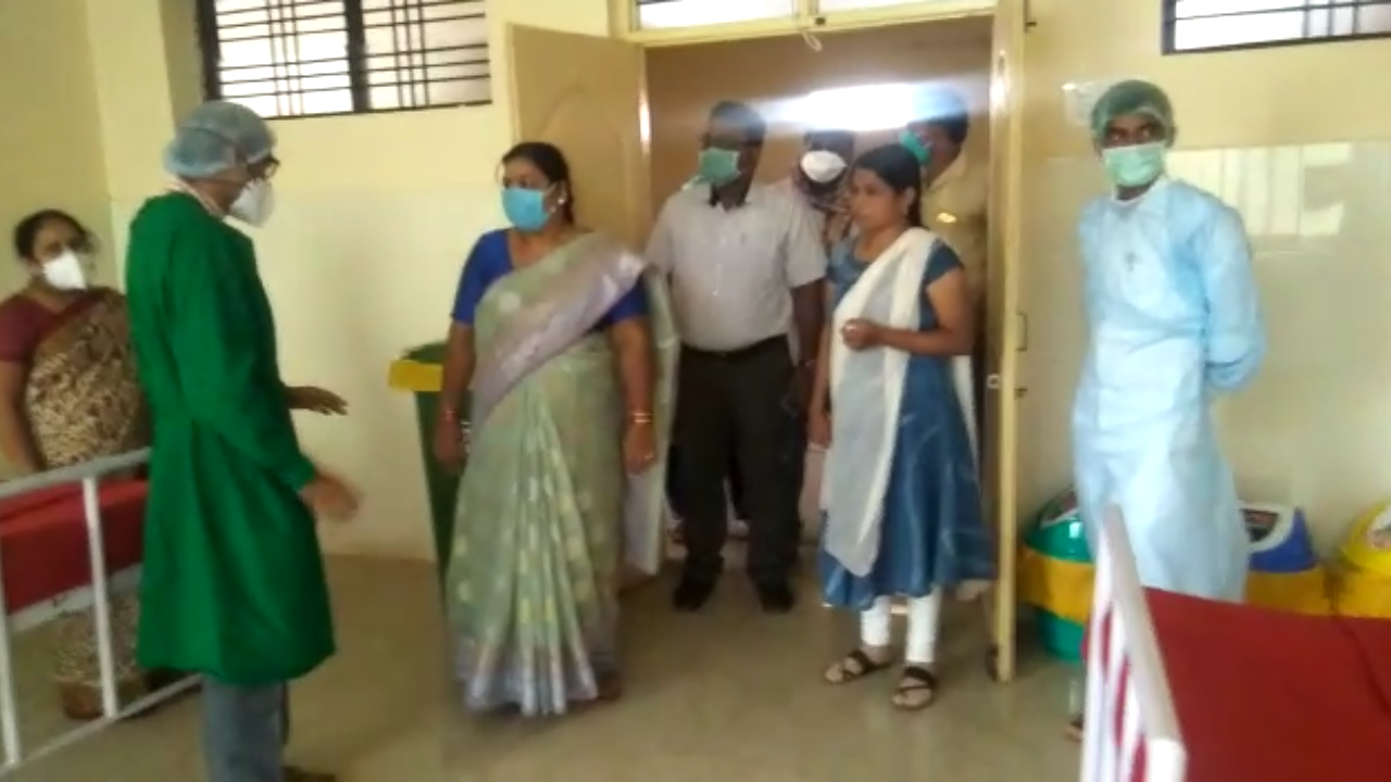 Mysore Kusuma Shivalli visits Kundagola Taluk Hospital