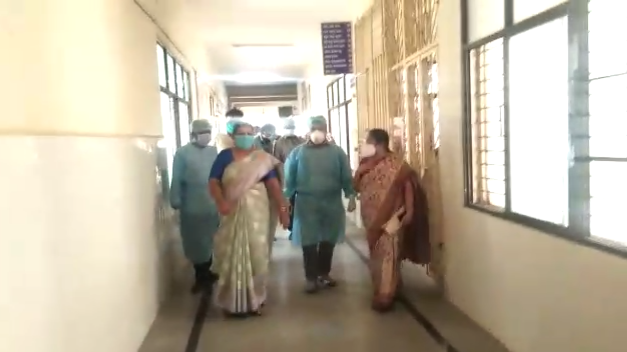 Mysore Kusuma Shivalli visits Kundagola Taluk Hospital