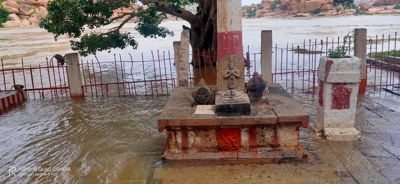 ಯಂತ್ರೋದ್ಧಾರಕ ಆಂಜನೇಯನ ಮಂದಿರ ಜಲಾವೃತ