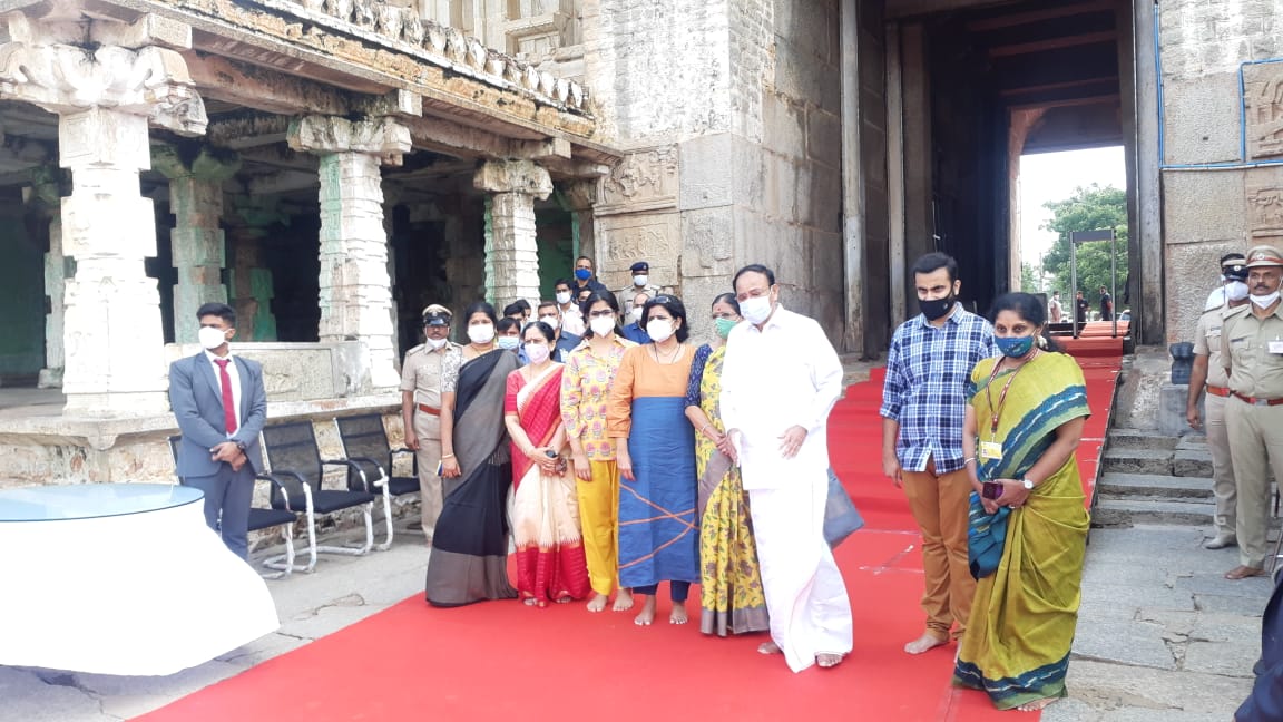 Vice president Venkaiah Naidu visits Hampi Temple