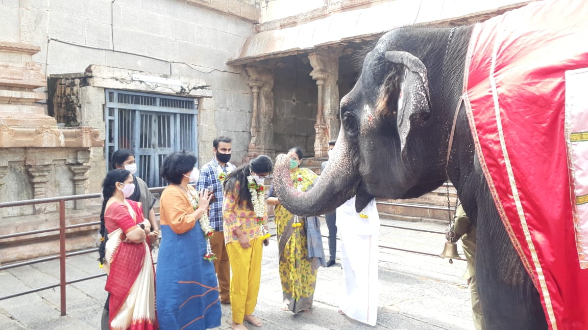 Vice president Venkaiah Naidu visits Hampi Temple