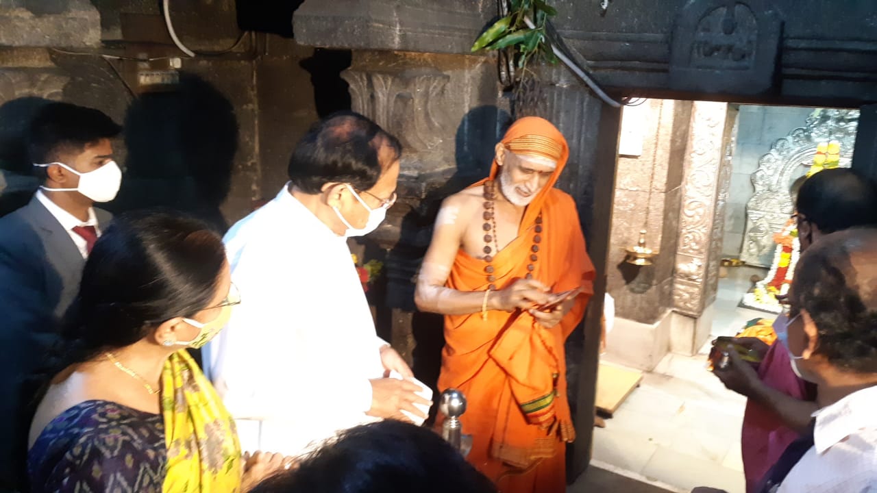 Vice president Venkaiah Naidu visits Hampi Temple
