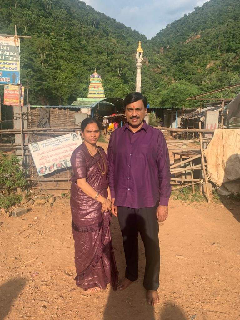 gali-janardhana-reddy-visits-narasimha-swamy-temple