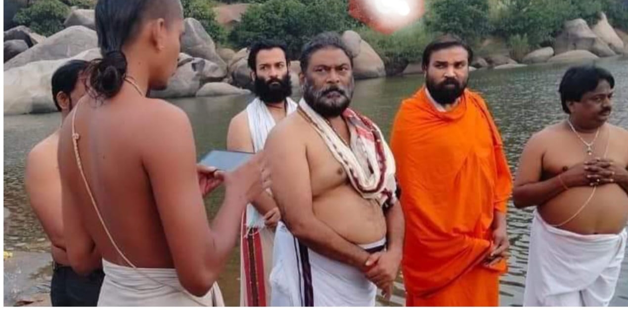 Ministers Anand Singh and B Sriramulu took holy bath in Tungabhadra river