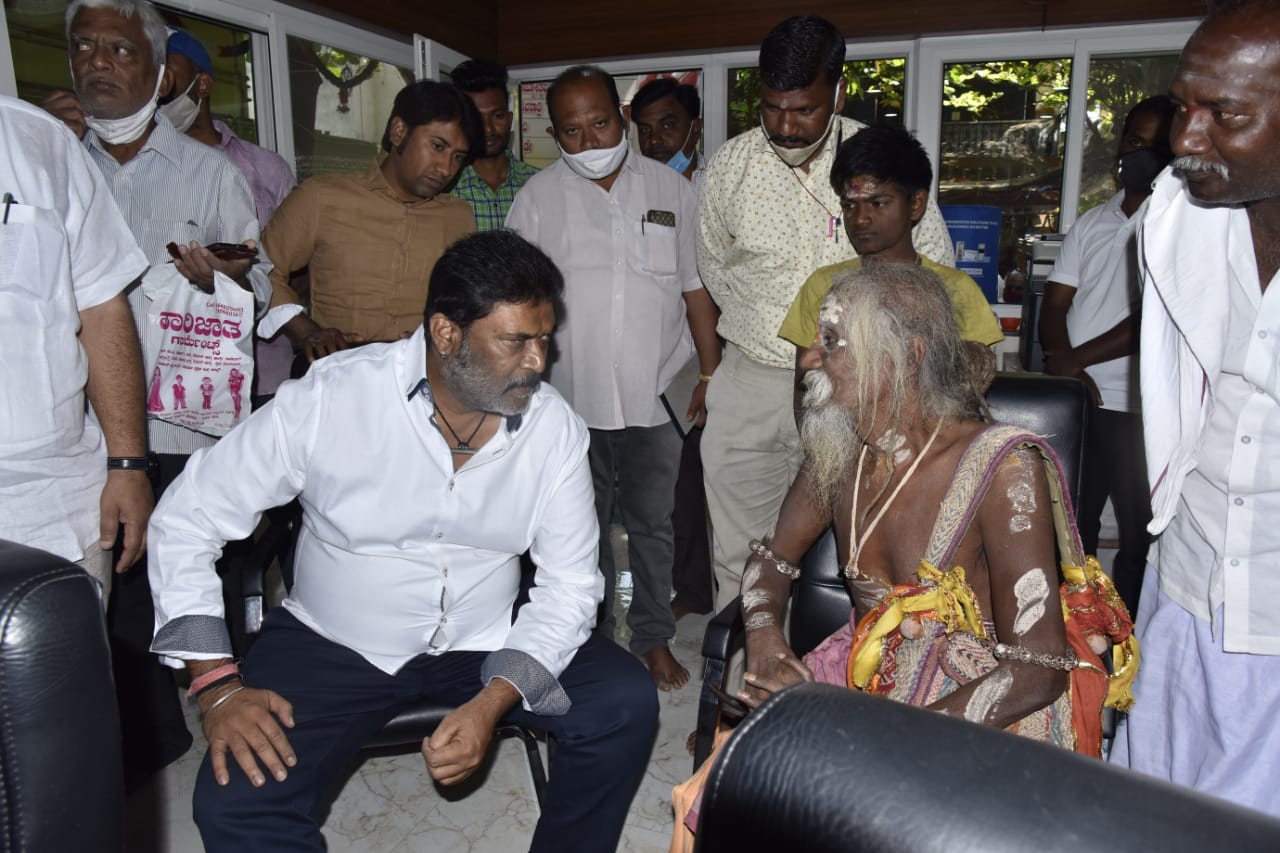 Rajabharati Swamiji visits Minister Anand Singh office