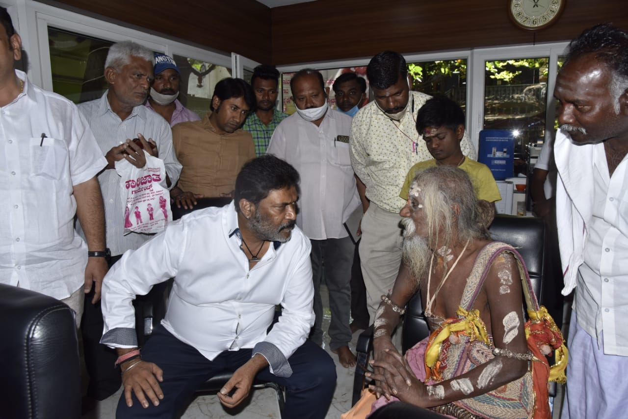 Rajabharati Swamiji visits Minister Anand Singh office