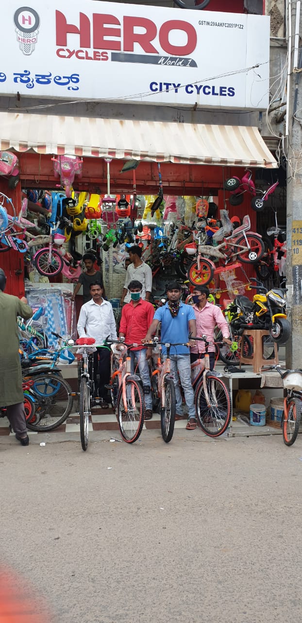 ಸೈಕಲ್​ ಏರಿ ಉತ್ತರಪ್ರದೇಶಕ್ಕೆ ಹೊರಟ ಕೂಲಿ ಕಾರ್ಮಿಕರು