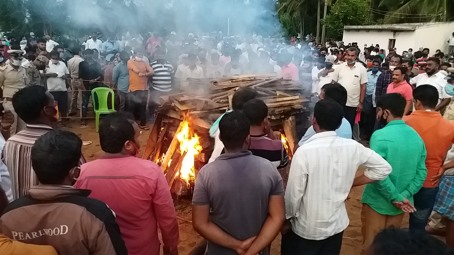 ಒಕ್ಕಲಿಗ ಸಂಪ್ರದಾಯದಂತೆ ಅಂತ್ಯಕ್ರಿಯೆ